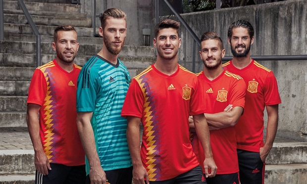 Cận cảnh mẫu áo đấu đang bị chỉ trích của tuyển Tây Ban Nha  - Bóng Đá