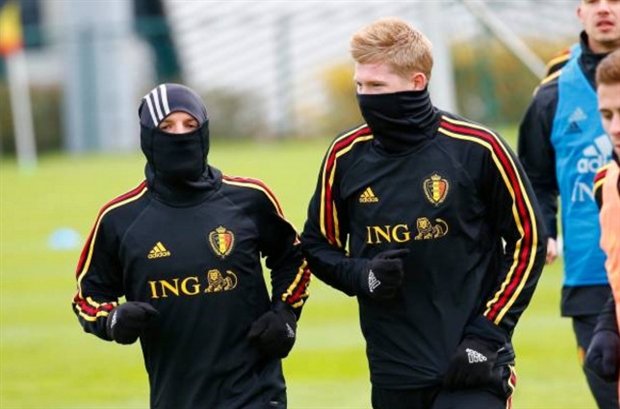 Dàn sao tuyển Bỉ co ro luyện tập dưới tiết trời lạnh tại quê nhà - Bóng Đá