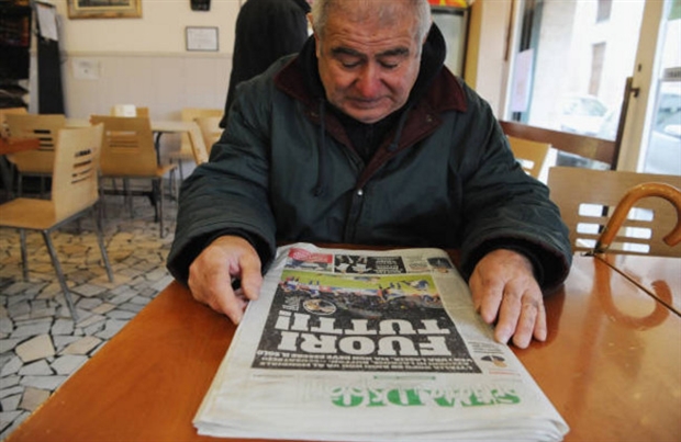 Người dân Italia 'chăm chỉ' đọc báo sau bi kịch tại San Siro - Bóng Đá