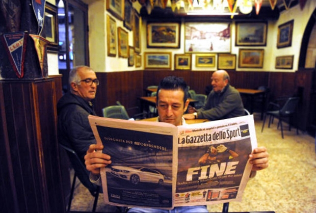 Người dân Italia 'chăm chỉ' đọc báo sau bi kịch tại San Siro - Bóng Đá