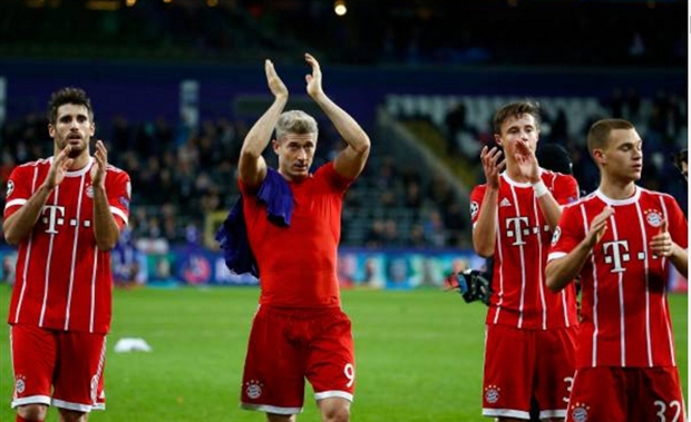 Fan Bayern rải 'tiền' xuống sân để phản đối giá vé - Bóng Đá