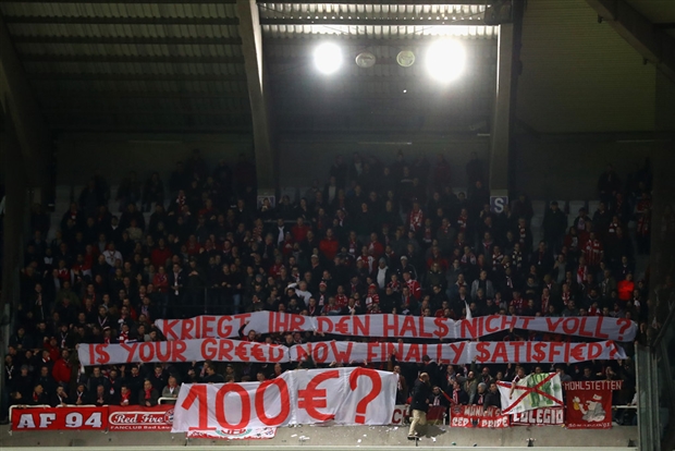 Fan Bayern rải 'tiền' xuống sân để phản đối giá vé - Bóng Đá