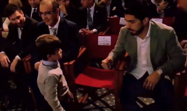 Mặc kệ bố, con trai của Messi liên tục làm trò với Suarez - Bóng Đá