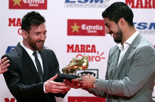 Mặc kệ bố, con trai của Messi liên tục làm trò với Suarez - Bóng Đá