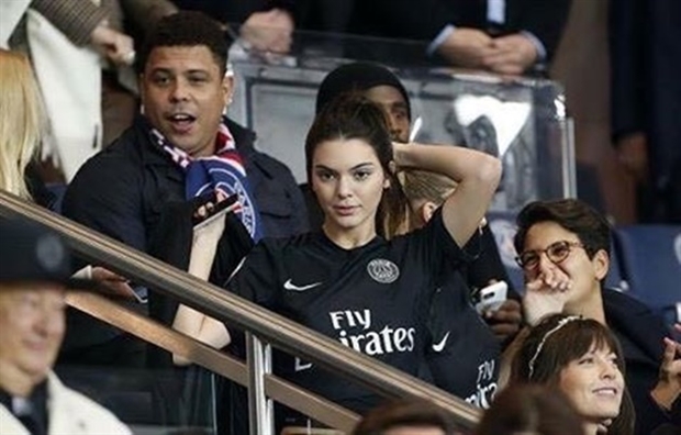 Fan cứng của PSG mặc áo siêu mỏng đi xem bóng rổ - Bóng Đá