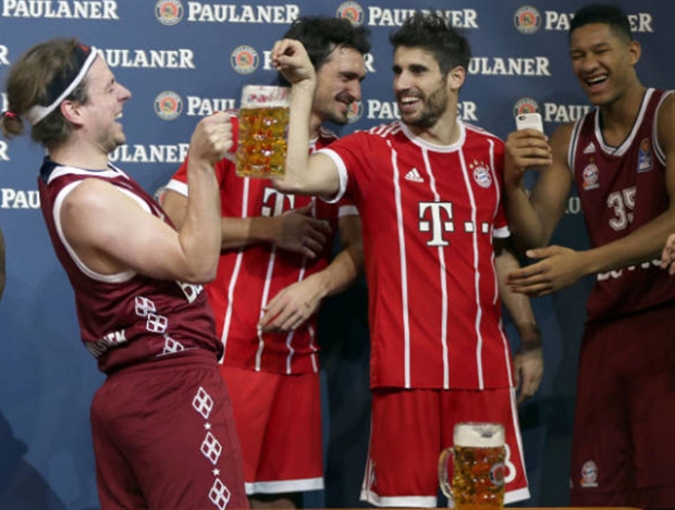 Quên đi thất bại, sao Bayern nâng ly cùng người hâm mộ - Bóng Đá