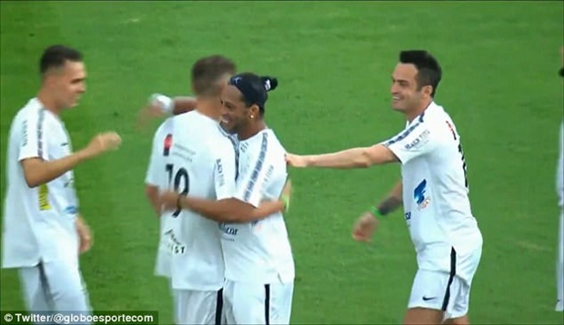 'Lão tướng' Ronaldinho lại gây choáng với siêu phẩm từ giữa sân - Bóng Đá