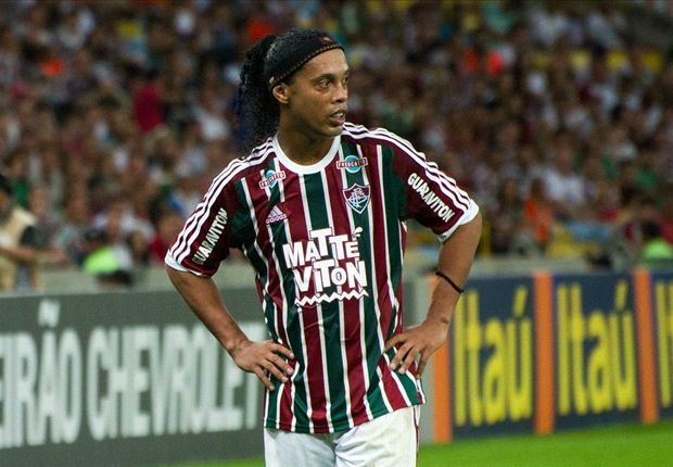 'Lão tướng' Ronaldinho lại gây choáng với siêu phẩm từ giữa sân - Bóng Đá