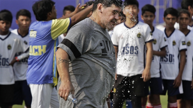 Maradona mướt mồ hôi biểu diễn trước lớp hậu bối tại Ấn Độ - Bóng Đá