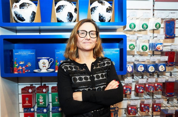 Sói Zabivaka náo loạn cửa hàng bán đồ World Cup 2018 đầu tiên  - Bóng Đá
