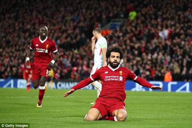 Salah 'đơ người' khi nhận giải cầu thủ xuất sắc - Bóng Đá