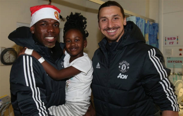 Ibra và Pogba cười hết cỡ khi đi trao qua Giáng Sinh - Bóng Đá