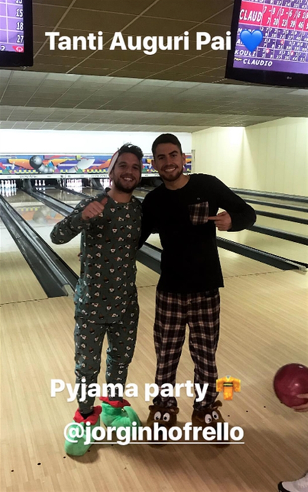 Dàn sao Napoli rủ nhau mặc đồ ngủ đi chơi bowling - Bóng Đá