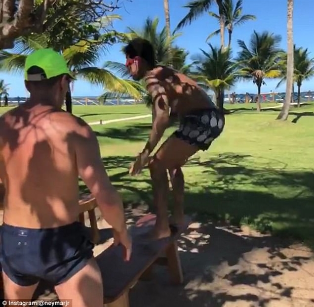 Đang nghỉ Đông, nhưng Neymar vẫn không quên luyện tập  - Bóng Đá