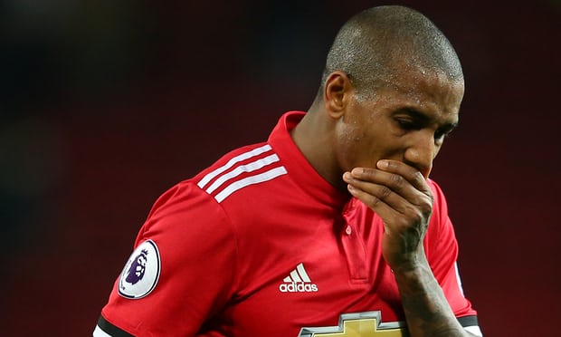 Giật chỏ đối thủ, Ashley Young CHÍNH THỨC nhận án phạt từ FA - Bóng Đá