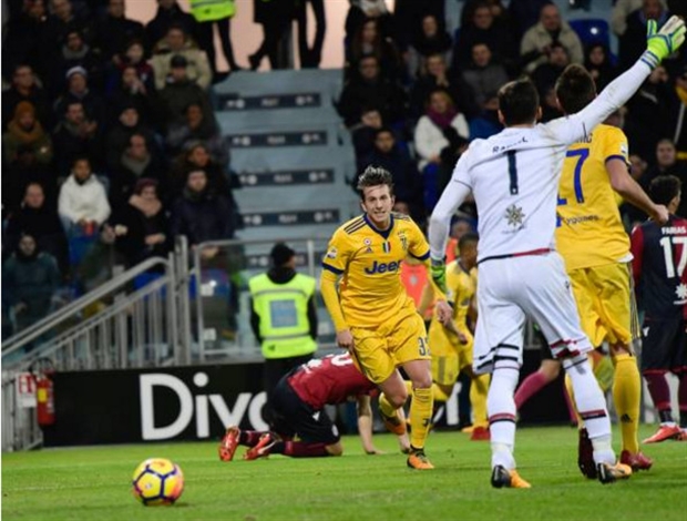 Liên tục 'tha' cho Juventus, trọng tài bị cầu thủ Cagliari bao vây - Bóng Đá