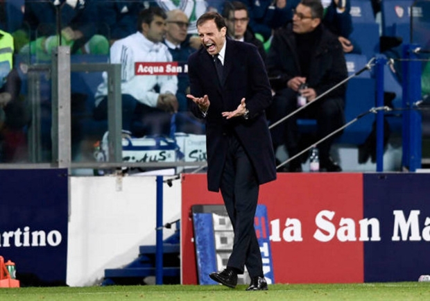 Liên tục 'tha' cho Juventus, trọng tài bị cầu thủ Cagliari bao vây - Bóng Đá