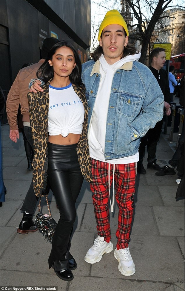 Hector Bellerin mặc đồ ngủ đi dự tuần lễ thời trang tại London - Bóng Đá