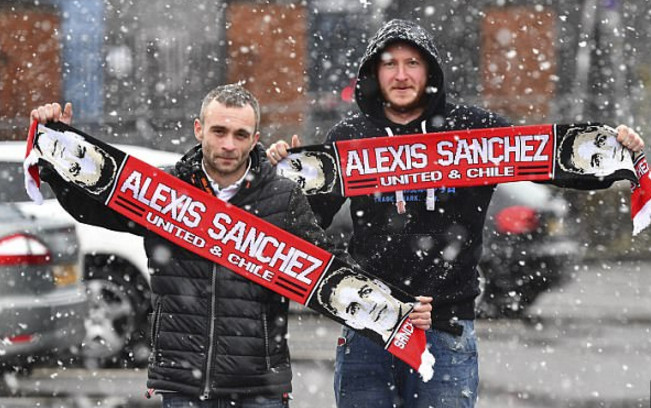 Mặc tiết trời lạnh giá, CĐV Man Utd vẫn tới Old Trafford chờ Sanchez - Bóng Đá