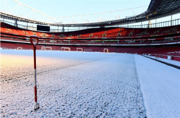 Tuyết phủ trắng xóa toàn bộ sân Emirates trước giờ G - Bóng Đá