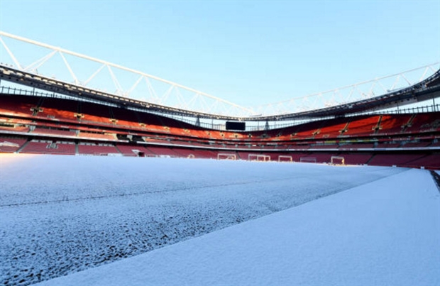 Tuyết phủ trắng xóa toàn bộ sân Emirates trước giờ G - Bóng Đá