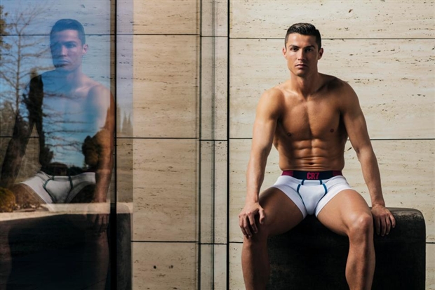 Bụng 6 múi, Ronaldo tự tin đi quảng bá mẫu quần lót mới - Bóng Đá