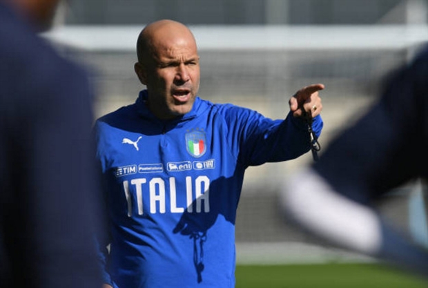 Khởi đầu với thất bại, Di Biagio cau có trong buổi tập của Azzurri - Bóng Đá