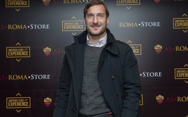 Totti tái ngộ dàn sao Roma trong ngày khai trường cửa hàng mới của Bầy Sói - Bóng Đá