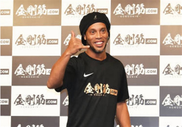 Ronaldinho lộ vẻ già nua khi xuất hiện trên đất Nhật - Bóng Đá