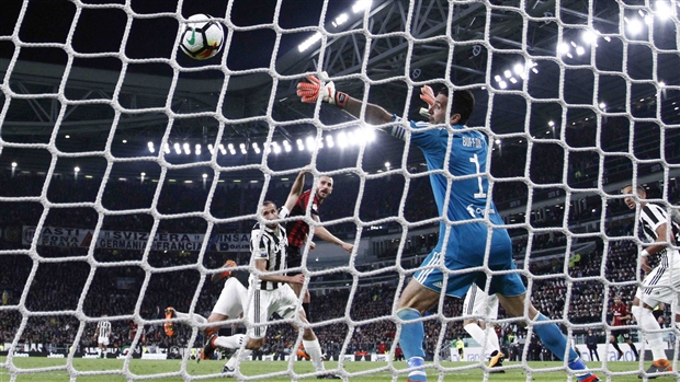 Bonucci hạ gục Buffon, nhưng Milan không thể ngăn Juventus - Bóng Đá