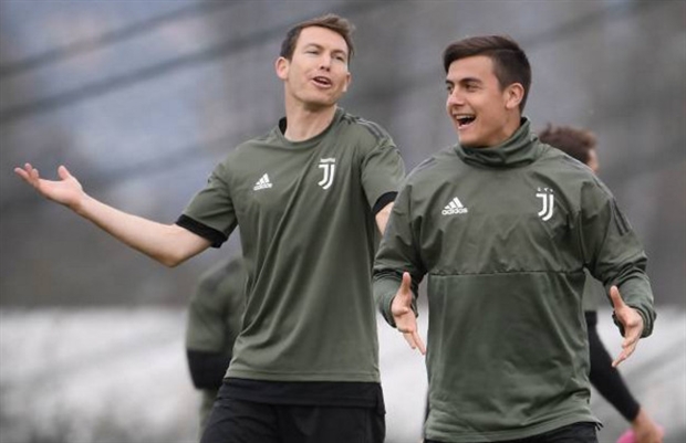 Dylaba trổ tài chỉ đạo trên sân tập của Juventus - Bóng Đá