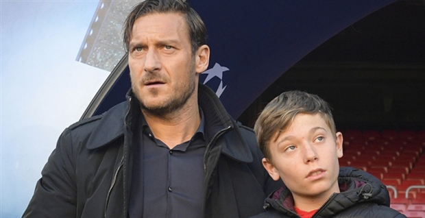 Huyền thoại Totti dẫn theo con trai đến Nou Camp tiếp sức Roma - Bóng Đá