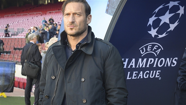 Huyền thoại Totti dẫn theo con trai đến Nou Camp tiếp sức Roma - Bóng Đá