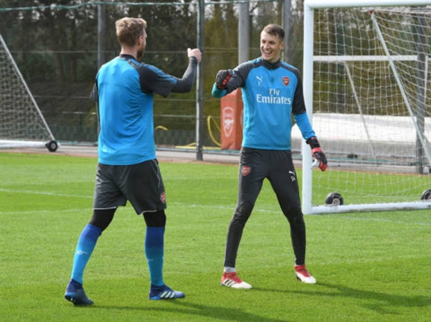 Ozil tập làm phó nháy trên sân tập của Arsenal - Bóng Đá