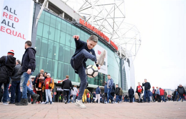 Fan nhí Man Utd múa bóng điệu nghệ trước Old Trafford - Bóng Đá