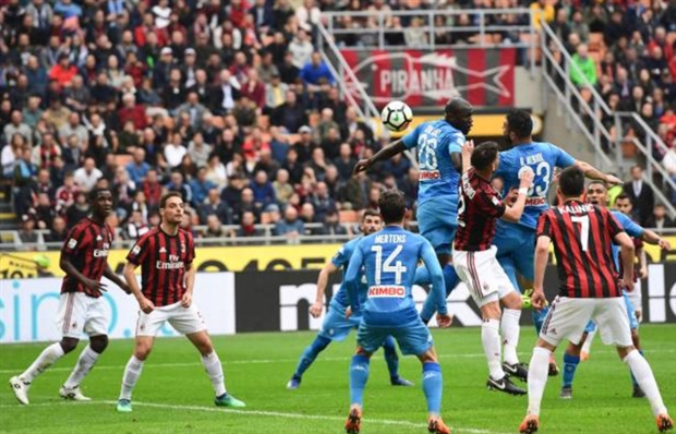 Thầy trò Sarri 'tranh cãi' trong ngày Napoli chia điểm với Milan - Bóng Đá