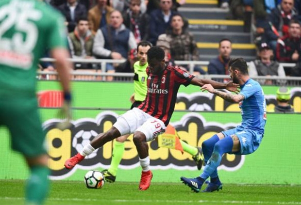 Thầy trò Sarri 'tranh cãi' trong ngày Napoli chia điểm với Milan - Bóng Đá