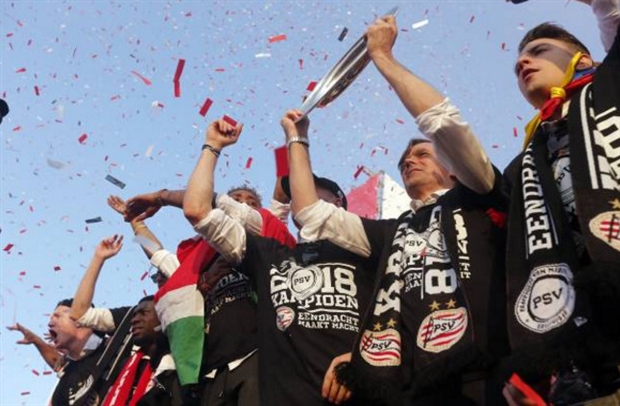 Hàng nghìn CĐV xuống đường ăn mừng chức vô địch của PSV - Bóng Đá