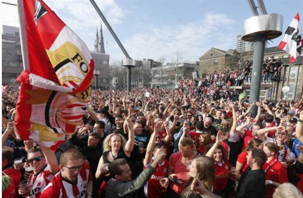 Hàng nghìn CĐV xuống đường ăn mừng chức vô địch của PSV - Bóng Đá