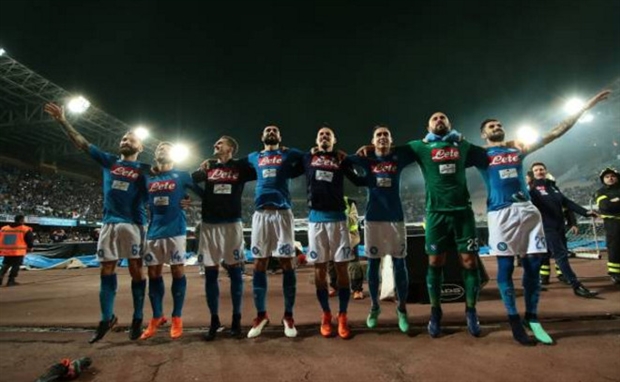 Dàn sao Napoli hò hát tưng bừng trước cú trượt chân của Juventus - Bóng Đá
