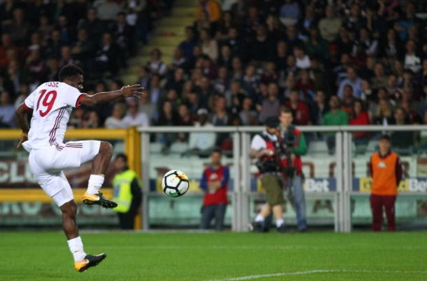 Donnarumma gục hẳn xuống sân khi Milan tiếp tục không thắng - Bóng Đá
