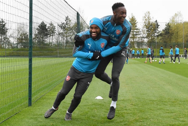 Welbeck và Lacazette dính nhau không rời trên sân tập của Arsenal - Bóng Đá