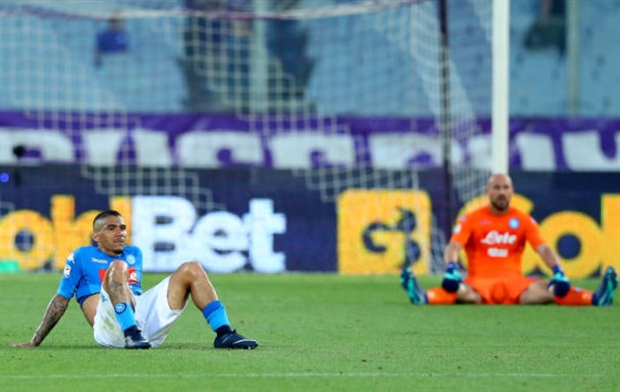 Cầu thủ gục ngã, CĐV Napoli chết lặng nhìn Scudetto xa dần - Bóng Đá
