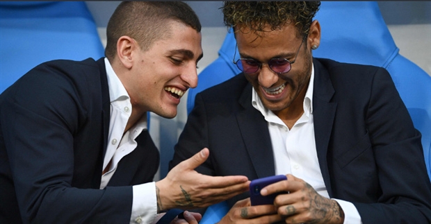Neymar rủ rê Verratti lướt web trong ngày PSG nâng cúp - Bóng Đá