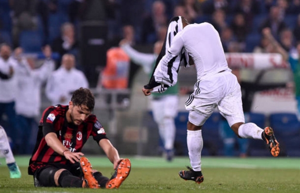 Hủy diệt Milan, Buffon ôm đồng đội khóc nức nở  - Bóng Đá