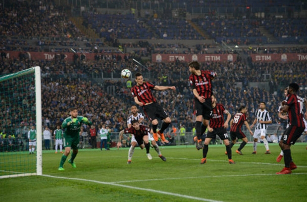 Hủy diệt Milan, Buffon ôm đồng đội khóc nức nở  - Bóng Đá