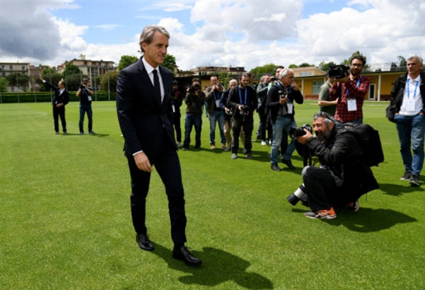 Mancini rạng ngời đón nhận sứ mệnh giải cứu Azzurri - Bóng Đá