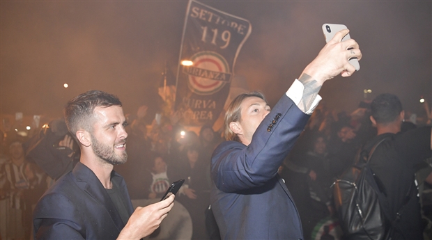 Buffon và đồng đội quẩy nhiệt tình cùng 300 'anh em' tại Turin - Bóng Đá