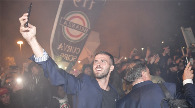 Buffon và đồng đội quẩy nhiệt tình cùng 300 'anh em' tại Turin - Bóng Đá