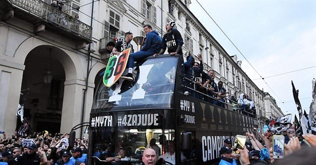 CĐV Juventus phỉ báng Napoli trong ngày đăng quang - Bóng Đá